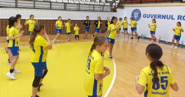 Stire din Sport : Handbal / Bucurie la Sala Sporturilor: peste 180 de copii au participat la Cupa Moş Crăciun