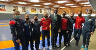 Stire din Sport : Lupte / Componentele lotului olimpic de senioare al României, vizitate de ministrul Novak în cantonamentul de la Paris
