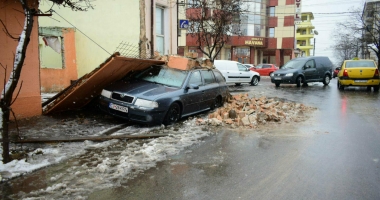 GALERIE FOTO / Un perete de cărămidă s-a prăbușit peste o mașină, în municipiul Constanța - 2
