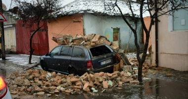 GALERIE FOTO / Un perete de cărămidă s-a prăbușit peste o mașină, în municipiul Constanța - 3