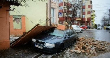 GALERIE FOTO / Un perete de cărămidă s-a prăbușit peste o mașină, în municipiul Constanța - 4