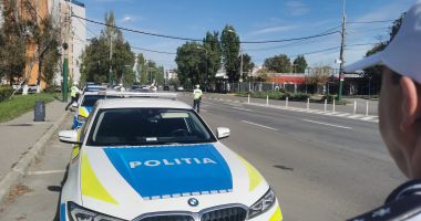 Stire din Eveniment : Polițiștii au vânat șoferii care foloseau telefonul în trafic. Câte sancțiuni au fost aplicate