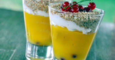 Spumă de piersici cu topping crocant