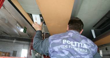 Stire din Eveniment : Captură la frontieră: sute de pachete de țigări confiscate de Garda de Coastă