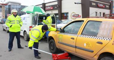 Stire din Eveniment : Galerie FOTO. TAXIURILE din zona Gării Constanța, CONTROLATE LA SÂNGE