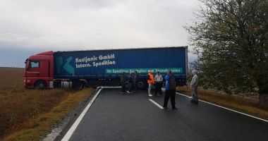 DRUM BLOCAT DE CAMION, din cauza furtunii! TRAFICUL A FOST OPRIT! - 2