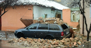 GALERIE FOTO / Un perete de cărămidă s-a prăbușit peste o mașină, în municipiul Constanța - 5