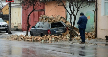 GALERIE FOTO / Un perete de cărămidă s-a prăbușit peste o mașină, în municipiul Constanța - 6