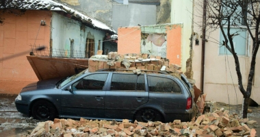 GALERIE FOTO / Un perete de cărămidă s-a prăbușit peste o mașină, în municipiul Constanța - 7