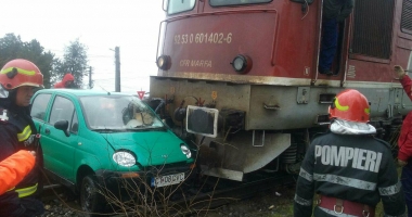 Stire din Eveniment : GALERIE FOTO / ACCIDENT FEROVIAR LA OVIDIU! UN MATIZ A FOST LOVIT DE TREN