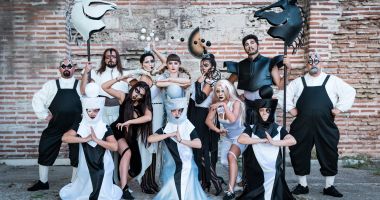 Stire din Cultură-Educație : Revin artiștii pe scena Teatrului „Căluțul de mare” - „Alice în țara oglinzilor”