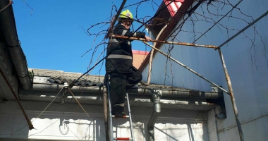 GALERIE FOTO / Victima arsă în explozia din Eforie Nord, intubată. Este în drum spre spital - 2