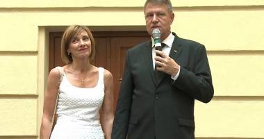 Stire din Monden : Iulia Albu, despre Carmen Iohannis: "Cred că o va întrece pe Michelle Obama"