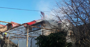 GALERIE FOTO / Victima arsă în explozia din Eforie Nord, intubată. Este în drum spre spital - 3