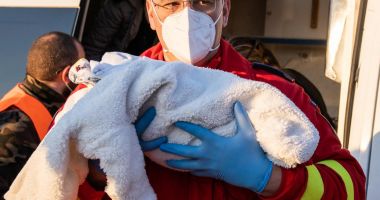 Galerie foto. Operațiune complexă de salvare, pentru doi bebeluși de câteva zile, grav bolnavi - 2