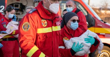 Stire din Social : Galerie foto. Operațiune complexă de salvare, pentru doi bebeluși de câteva zile, grav bolnavi