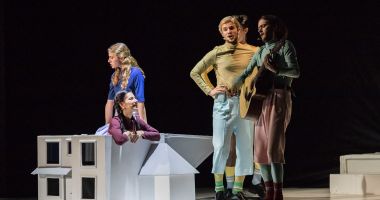Teatrul de Stat oferă o reprezentație la matineu adolescenților din centrele de plasament