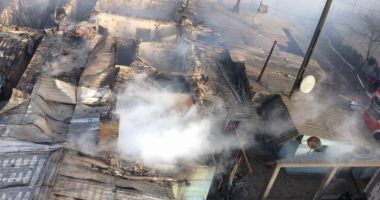 Galerie foto-video / INCENDIU DEVASTATOR ÎN MEDGIDIA. ARD 10 CASE! FOCUL SE TOT EXTINDE, DIN CAUZA VÂNTULUI PUTERNIC - 3