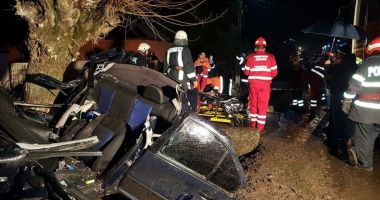 TRAGEDIE RUTIERĂ. Doi tineri au murit, după ce mașina lor s-a izbit de un copac de pe marginea drumului