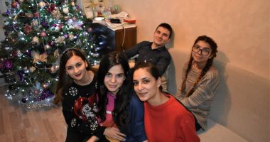 POVESTE DE CRĂCIUN. Crescuți în centrul de plasament, astăzi sunt ajutoarele lui Moș Crăciun - 2