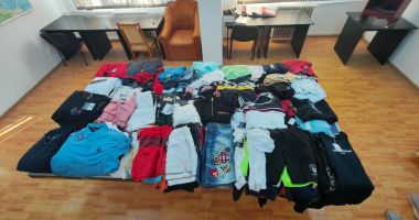 Stire din Eveniment : Depistaţi de jandarmi, în timp ce comercializau produse "de firmă", în Eforie