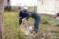 Bărbat dezbrăcat, găsit mort într-o grădină (galerie foto)