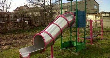 Dosar penal pentru distrugerea unui tobogan, din cartierul Poarta 6