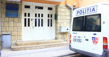 Stire din Eveniment : "Călăuzele" care introduceau emigranți în țară au ajuns după gratii