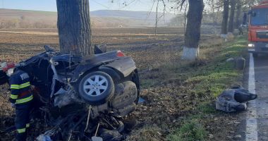 IMAGINI TERIFIANTE. Constănțean MORT, după ce mașina S-A ÎNCOLĂCIT DE COPAC! - 4
