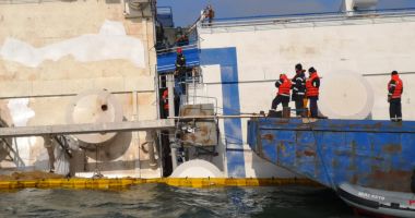 Galerie FOTO/VIDEO. Militarii fac GĂURI în nava răsturnată la Midia, pentru a salva cât mai multe oi! - 3