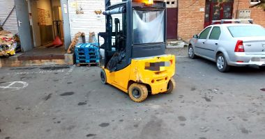 BĂTRÂNĂ LOVITĂ DE UN STIVUITOR, în parcarea unui centru comercial - 2