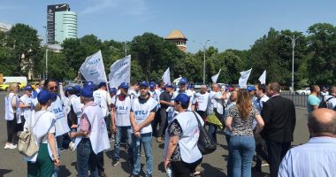 GALERIE FOTO. Aproximativ 1.000 de angajați din Educație protestează - 7