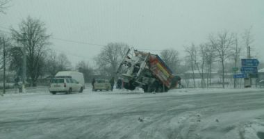 COD PORTOCALIU DE VISCOL / Accidente în județul Constanța. Utilaj de deszăpezire, băgat în șanț de un camion - 3