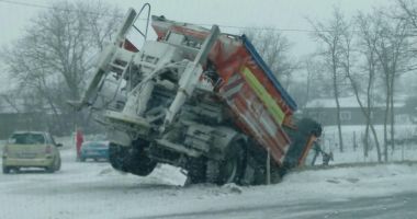 Stire din Eveniment : COD PORTOCALIU DE VISCOL / Accidente în județul Constanța. Utilaj de deszăpezire, băgat în șanț de un camion