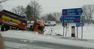 COD PORTOCALIU DE VISCOL / Accidente în județul Constanța. Utilaj de deszăpezire, băgat în șanț de un camion - 2