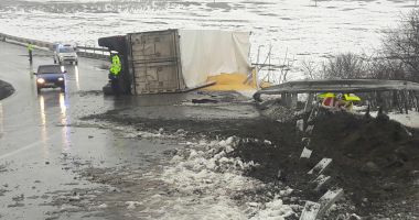 GALERIE FOTO / TIR RĂSTURNAT LA CRUCEA! CIRCULAȚIA ESTE BLOCATĂ PE DN2A - 3
