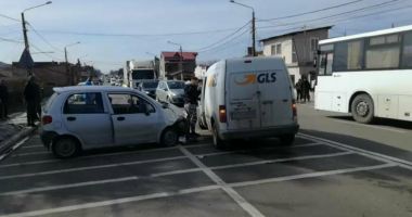 Stire din Eveniment : Galerie foto / Accident rutier în Valu lui Traian! Două victime, circulație blocată