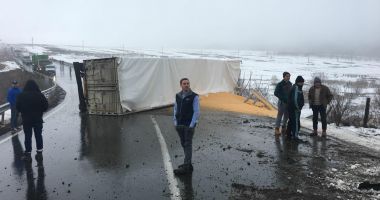 GALERIE FOTO / TIR RĂSTURNAT LA CRUCEA! CIRCULAȚIA ESTE BLOCATĂ PE DN2A