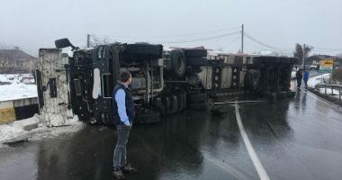 GALERIE FOTO / TIR RĂSTURNAT LA CRUCEA! CIRCULAȚIA ESTE BLOCATĂ PE DN2A - 2