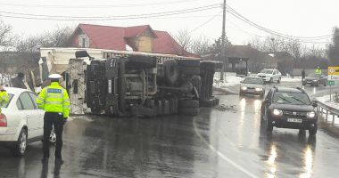 GALERIE FOTO / TIR RĂSTURNAT LA CRUCEA! CIRCULAȚIA ESTE BLOCATĂ PE DN2A - 4