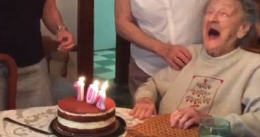Stire din Fun : Amuzant! Ce a pățit o bătrânică de 102 ani când a suflat în lumânările de pe tort