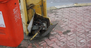 HOȚII NE BAGĂ ÎN ȘOCURI. Aveți grijă pe unde pășiți! Pericol de electrocutare! - 4