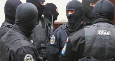 Stire din Eveniment : UPDATE / PERCHEZIȚII DIICOT la Constanța. Zece indivizi suspectați că plasau dolari falși pe piață duși la audieri