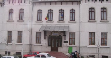 Stire din Eveniment : Ce spun reprezentanții Colegiului "Mihai Eminescu" cu privire la profesoara anchetată într-un dosar de proxenetism