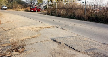 Sătui de făcut slalom printre gropi? Iată care este alternativa la strada Traian -  GALERIE FOTO - 3