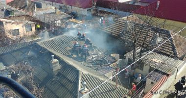 Stire din Eveniment : Galerie FOTO - VIDEO / INCENDIU DEVASTATOR LA CONSTANȚA! FOCUL SE TOT EXTINDE! PATRU CASE ȘI O MAGAZIE, DEJA AFECTATE