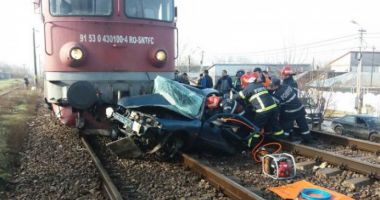 Stire din Eveniment : ATENȚIE! Trafic oprit pe ruta Constanța - Galați, din cauza unei mașini spulberate de tren. DOI MORȚI!