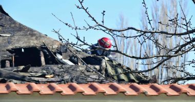 Galerie FOTO - VIDEO / INCENDIU DEVASTATOR LA CONSTANȚA! FOCUL SE TOT EXTINDE! PATRU CASE ȘI O MAGAZIE, DEJA AFECTATE - 4
