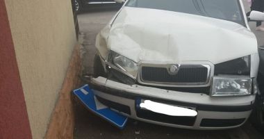 Galerie foto / ACCIDENT RUTIER LA CONSTANȚA. Autoturism IZBIT într-o mașină parcată, după ce șoferul nu a oprit la STOP - 2