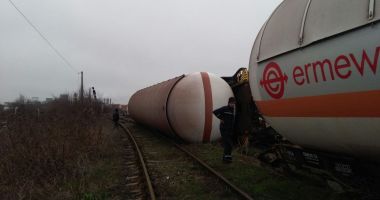 GALERIE FOTO / ALERTĂ LA CONSTANȚA! Un tren cu vagoane tip cisternă A DERAIAT PE UN POD FEROVIAR - 4